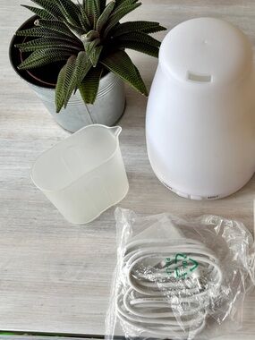 NWT Victsing Aroma Diffuser with Multi-Colour Glow Light (160ml).